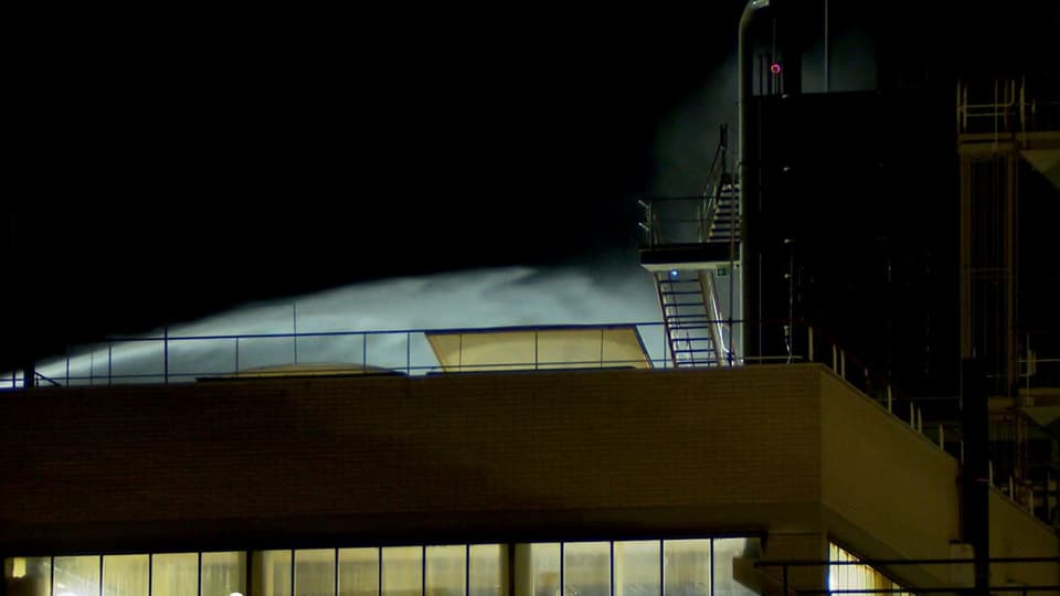 Chemiegebäude in Brand, Feuerwehr löscht mit viel Wasser. 