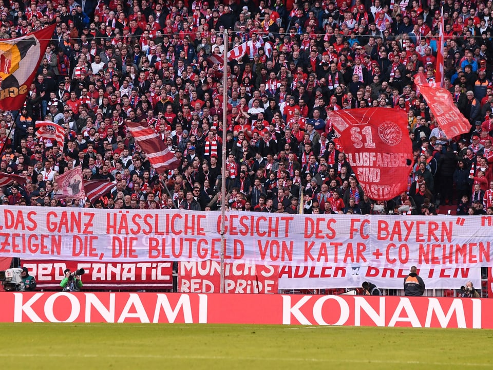 Bayern-Fans zeigen Plakat