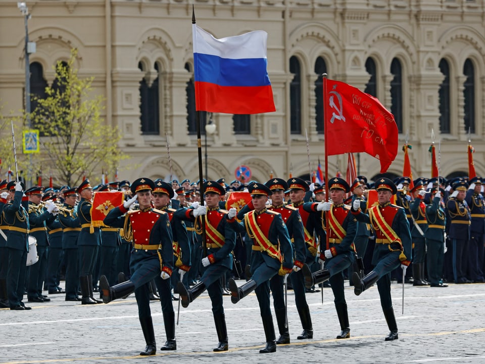Russische Militärangehörige marschieren in Formation auf dem Roten Platz im Zentrum Moskaus.