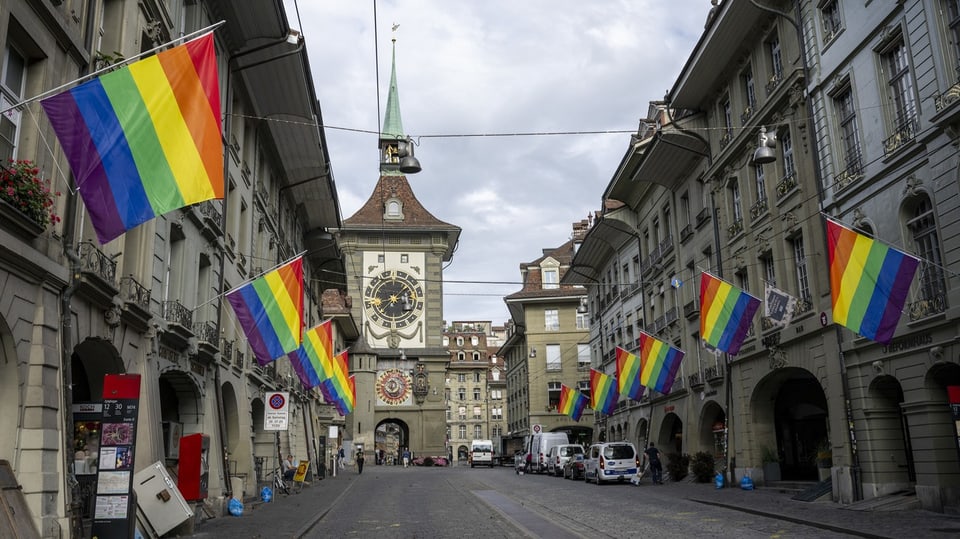 Altstadt in Bern, rechts und links hängen Regenbogenfahnen an den Häuser