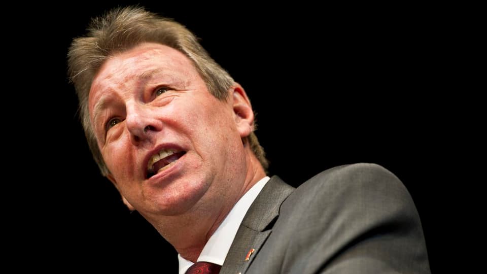 Der verstorbene Regierungsrat Peter Zwick hält eine Rede, am Revers ein roter Pin mit dem Baselbieterstab.