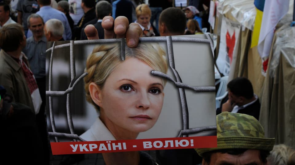 Demonstranten halten ein Bild der inhaftierten Timoschenko in die Kamera des Fotografen. 