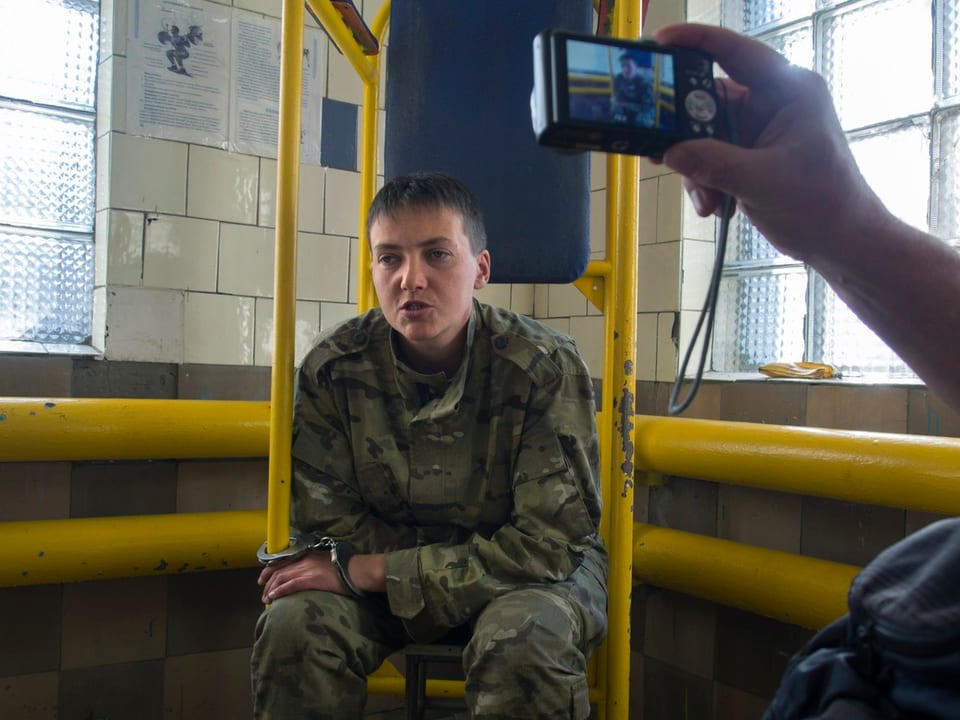 Sawtschenko sitzt angekettet vor Journalisten