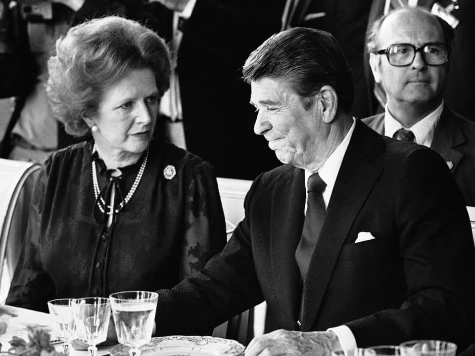 Margaret Thatcher und Ronald Reagan bei einem G7-Gipfel 1982 in Versailles. 