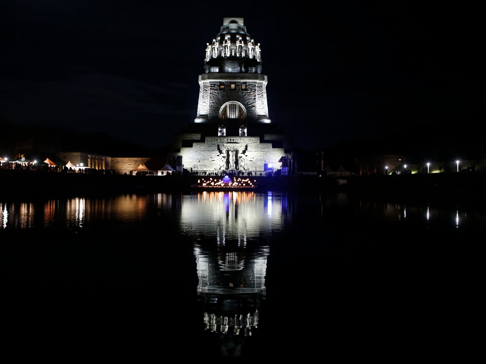 Das Völkerschlachtdenkmal in Leipzig wird nachts beleuchtet. 