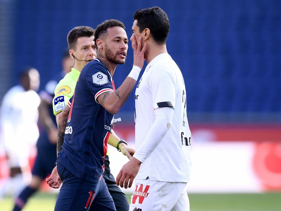 Neymar greift Benjamin André ins Gesicht.