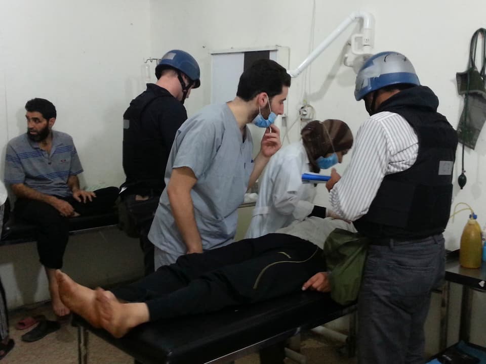UNO-Experten informieren sich über Symptome und den Gesundheitszustand von Patienten im Spital von Zamalka nahe Damaskus. (reuters)