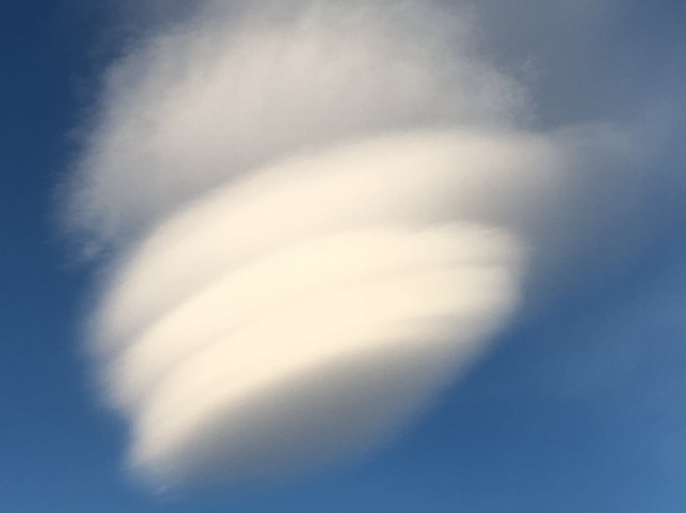 Wie ein Ufo, aber eine Wolke.