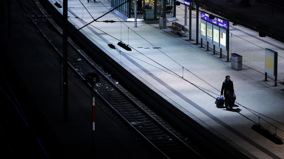 Eine Reisende wartet auf seinen Zug im Hauptbahnhof in Hamburg, 10. Januar 2024
