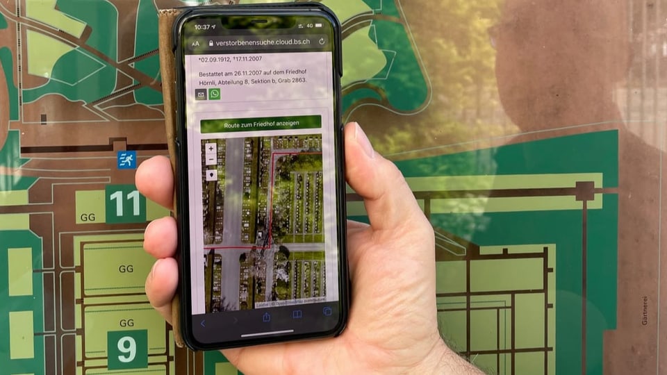 Eine App führt die Friedhofsbesucher zum gesuchten Grab.