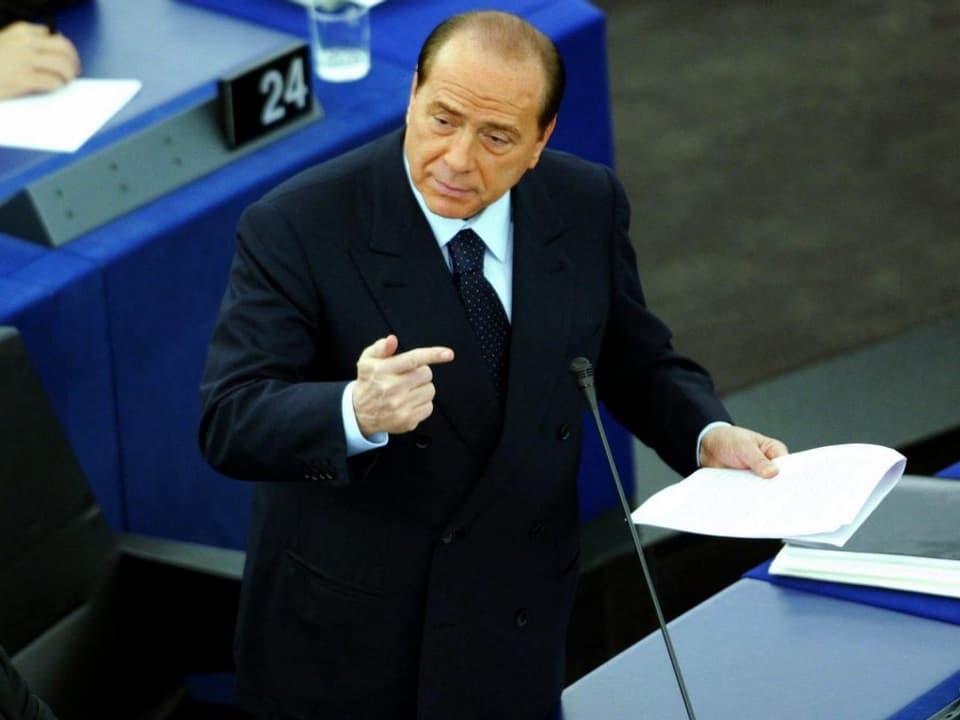 Silvio Berlusconi stehend und redend im EU-Parlament in einer Archivaufnahme von 2003