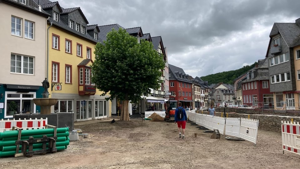 1.	Bild vom Zentrum von einer Baustelle. An den Bildrändern sind die Häuserketten zu sehen.