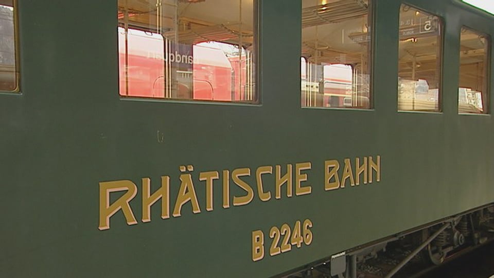 Güner Personenwagen der Rhätischen Bahn.