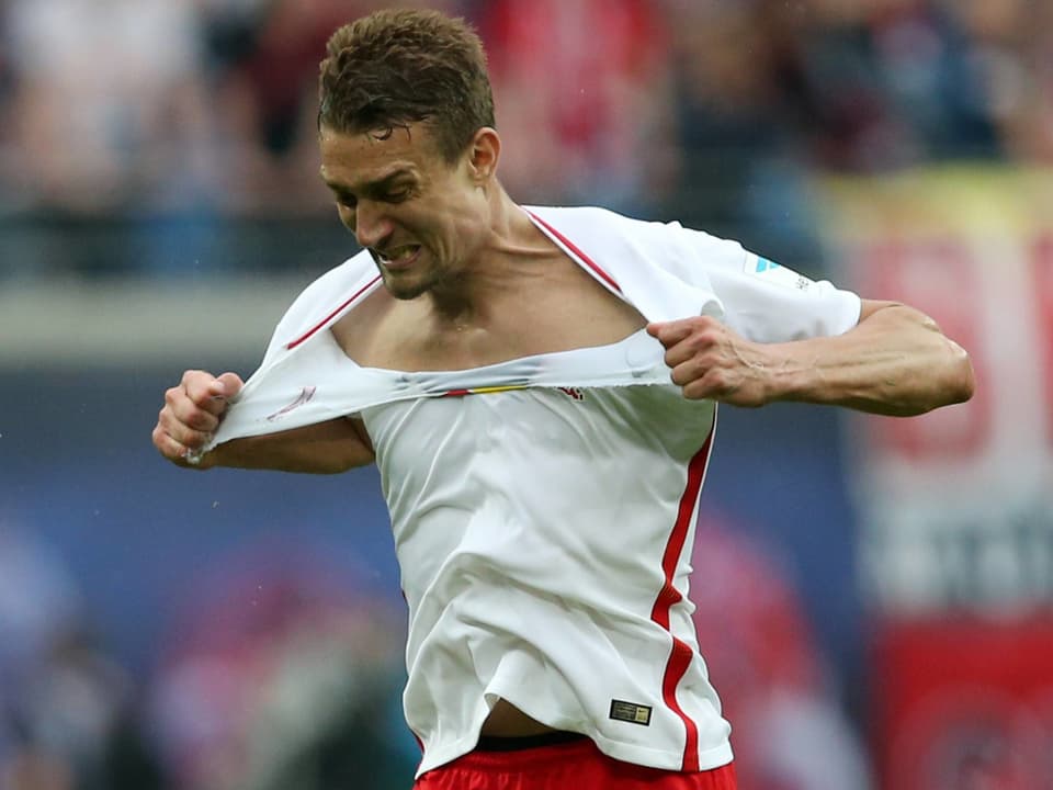 Stefan Ilsanker zerreist nach der 4:5-Niederlage von Leipzig im Spitzenkampf gegen Bayern München sein Trikot.