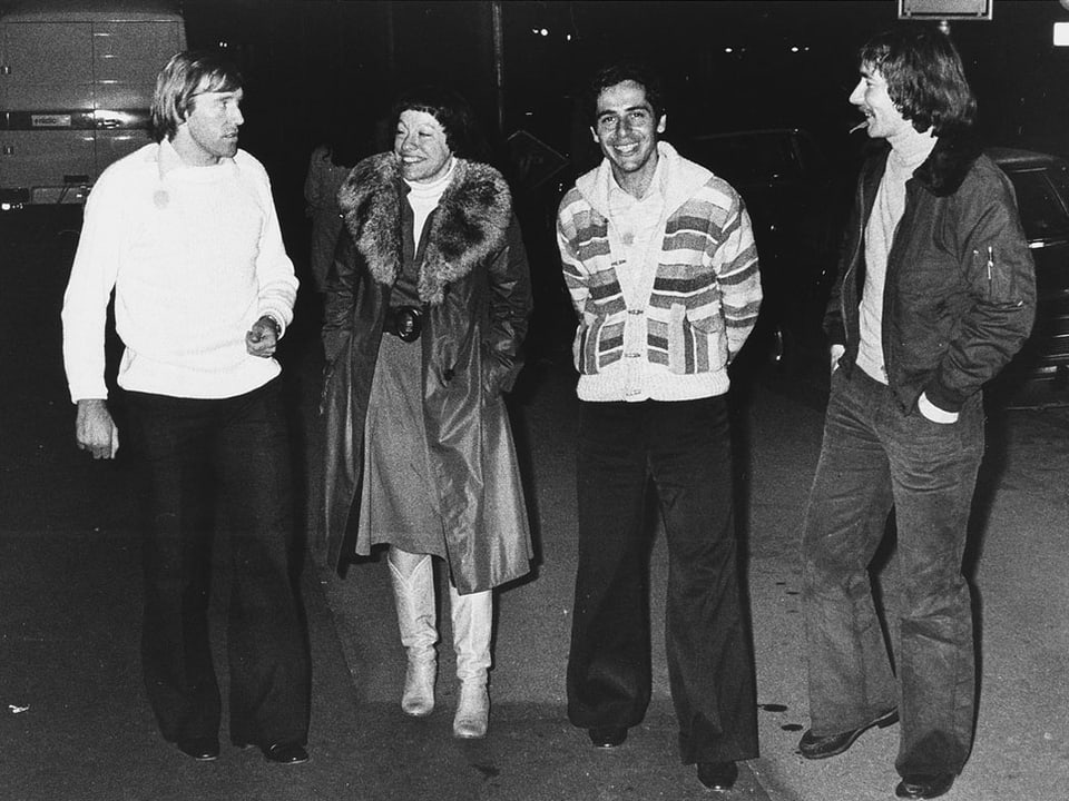(v.l.) Günther Netzer, Anne Cuneo, Roger Schawinsky und Gastgeber Peter Bühler 1976.