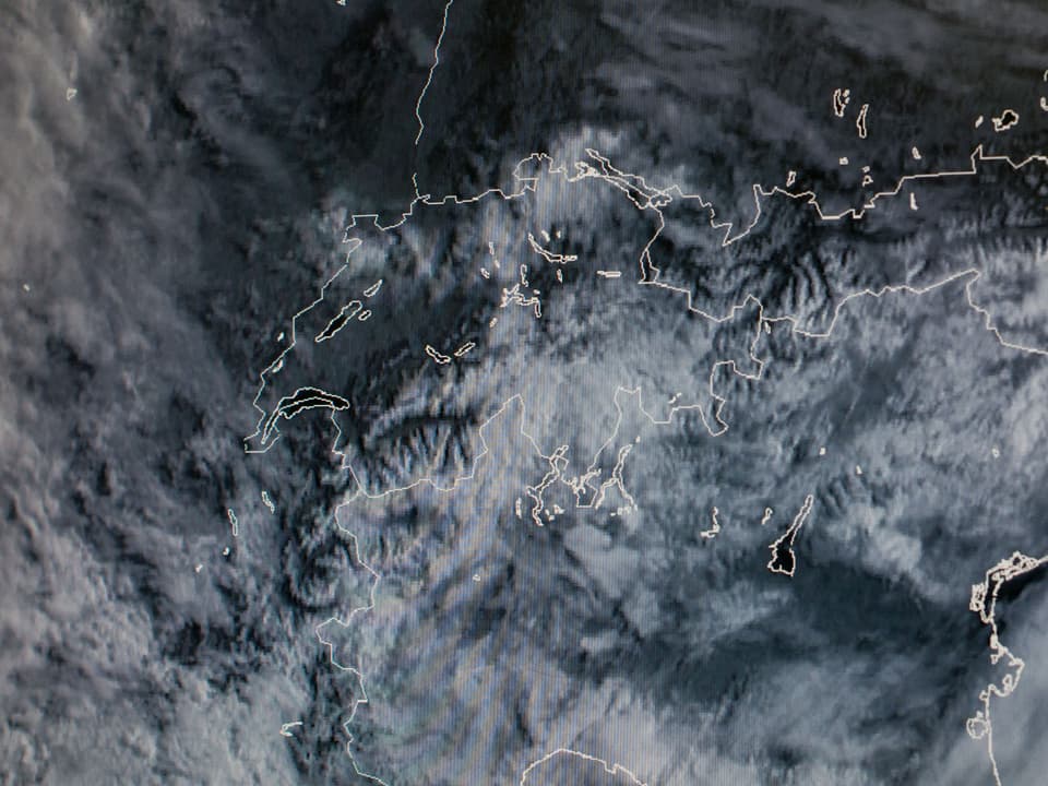 Die aktuelle Wetterlage und wie sie sich verändert. Auch wenn nur für ein paar Stunden: In der Westschweiz hat sich die Wolkendecke bereits aufgelöst. 