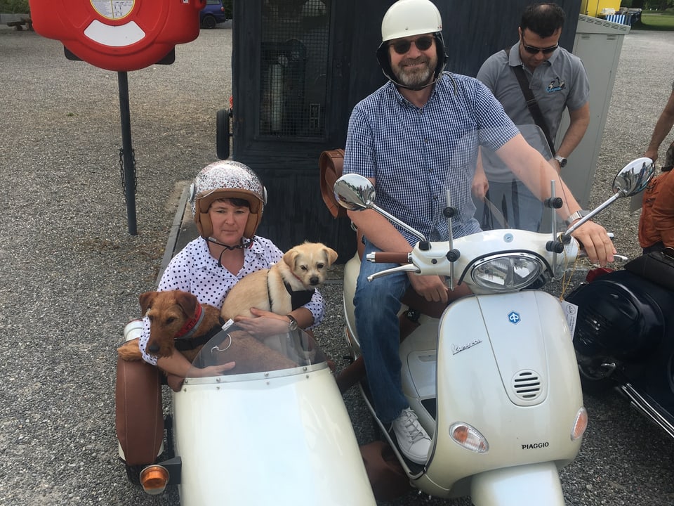 Zwei Vespafahrer mit Hunden auf Vespa mit Seitenwagen