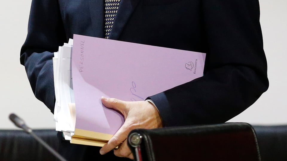 Laurent Fabius mit Dokumenten unter dem Arm.