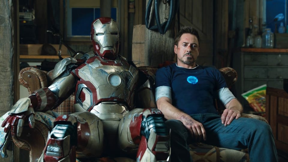 Robert Downey Jr. in «Iron Man 3» (2013) neben seiner Superhelden-Rüstung.