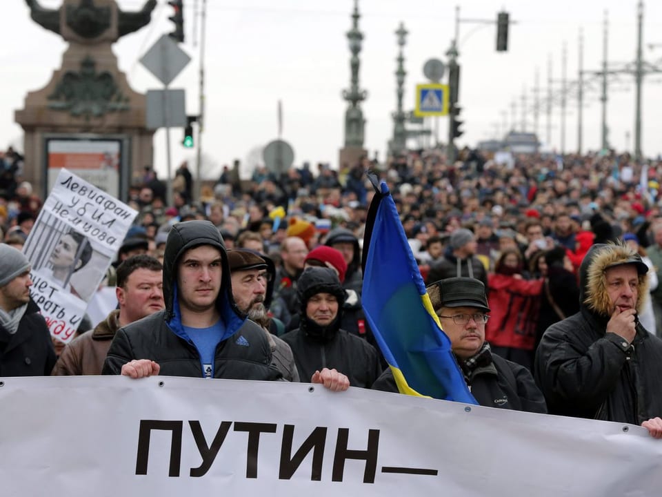 Tausende mit Plakten von Nemzow mitten in Moskau.