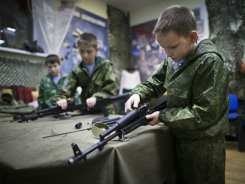 Kind mit AK 47