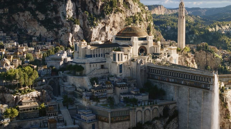 Fantasy-Landschaft mit opulenten weisen Gebäuden vor Felswand