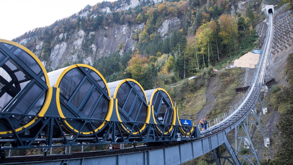 Das Bild zeigt die neue Stoosbahn, die aus vier runden Kabinen besteht. 