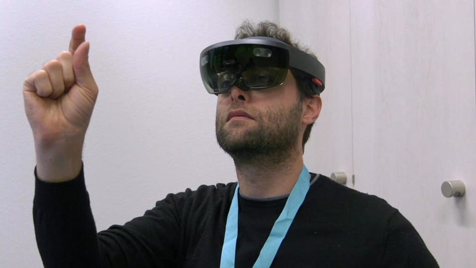 Mann mit Virtual-Reality-Brille, Finger in der Luft