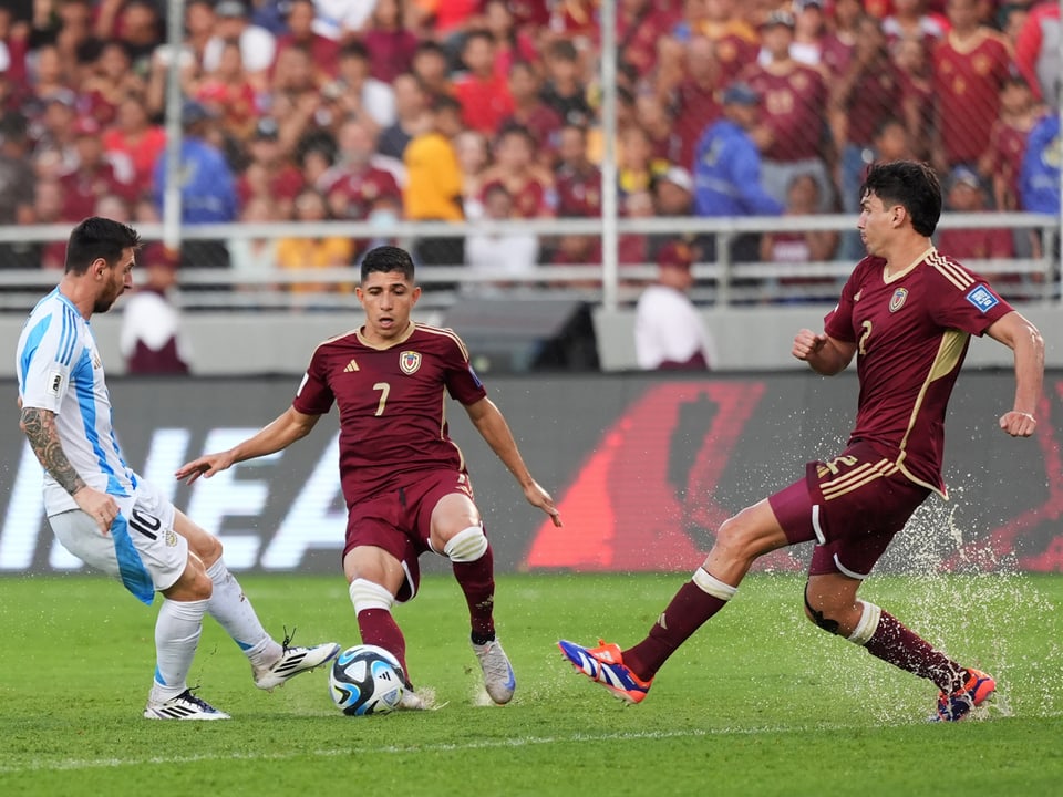 Lionel Messi em duelo direto com dois venezuelanos.