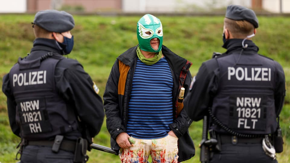Mann in Kostüm demonstriert gegen Corona-Massnahmen