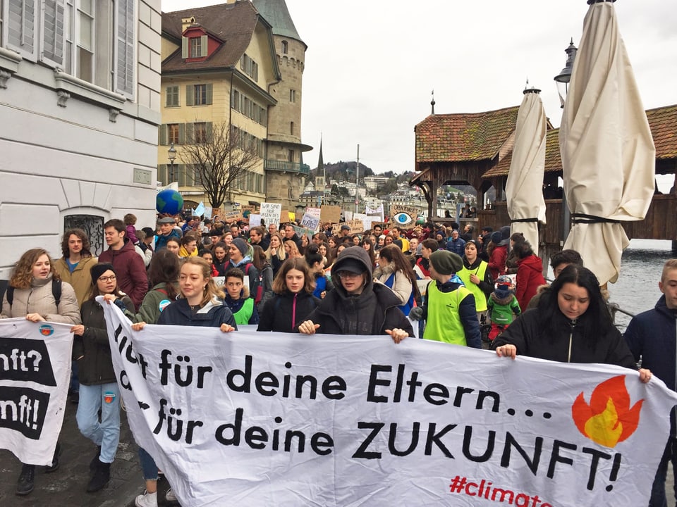 Am Klimastreik in Luzern: Jugendliche ziehen vom Rosengartplatz neben der Kapellbrücke Richtung Neustadt.