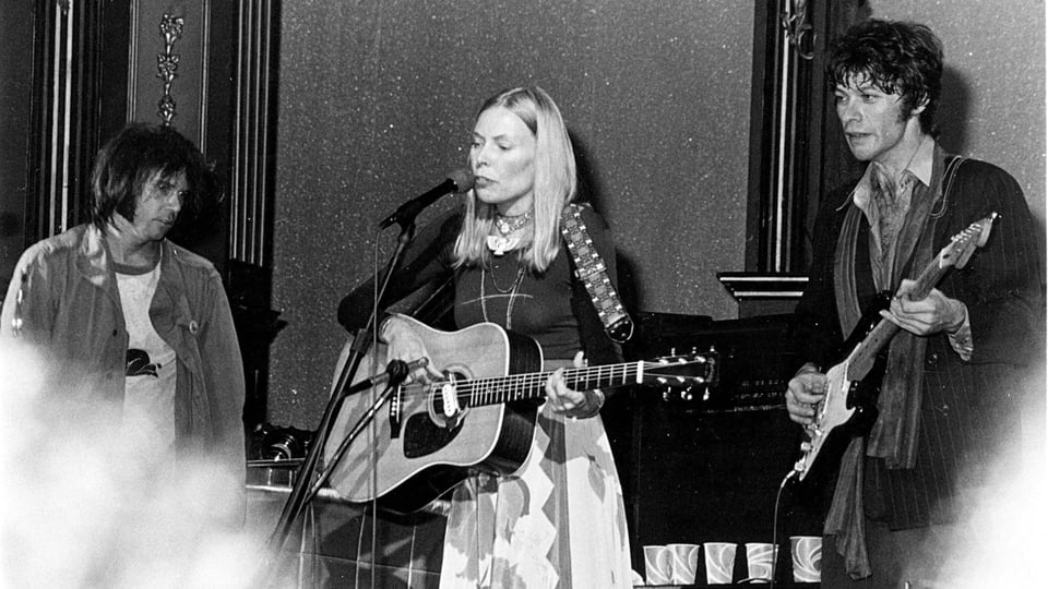 Joni Mitchell spielt zusammen mit Neil Young und Robbie Robertson Mitte der 1990er-Jahre.