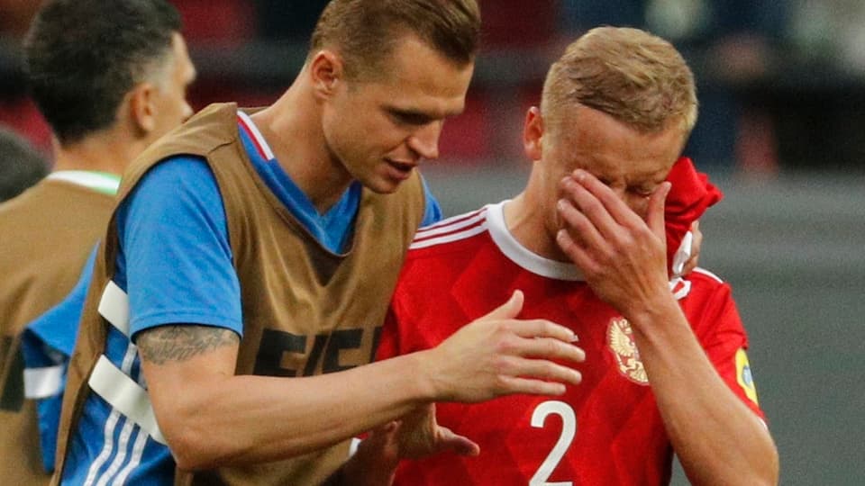 Zwei russische Fussballer enttäuscht.