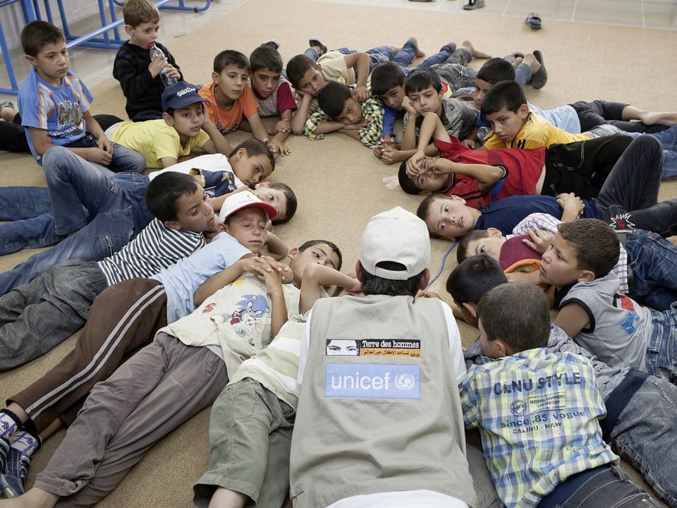 UNICEF und Terre des hommes bieten verschiedene Programme an, damit Kinder Kriegstraumata verarbeiten können. 