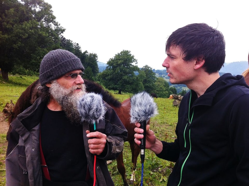 Jean-Pierre Rochat und Journalist mit Mikrofon.