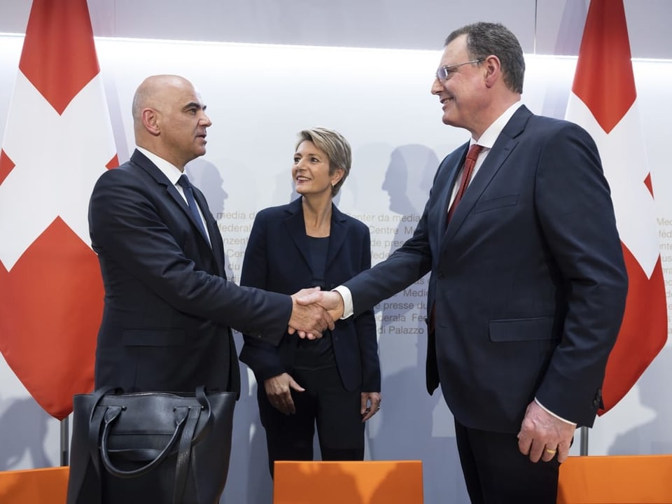 Alain Berset gibt dem Präsidenten der Schweizerischen Nationalbank die Hand. 