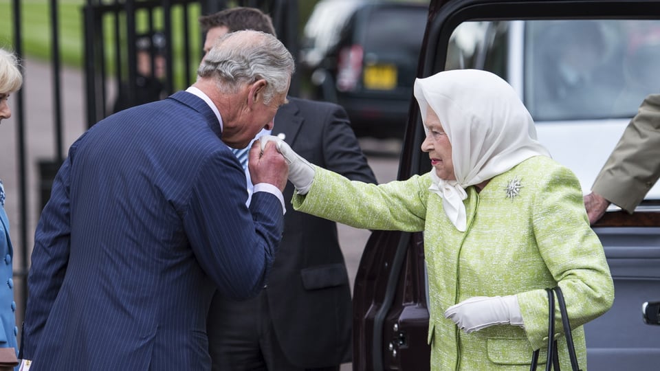 Prinz Charles begrüsst seine «Mummy» die Queen mit einem Handkuss.