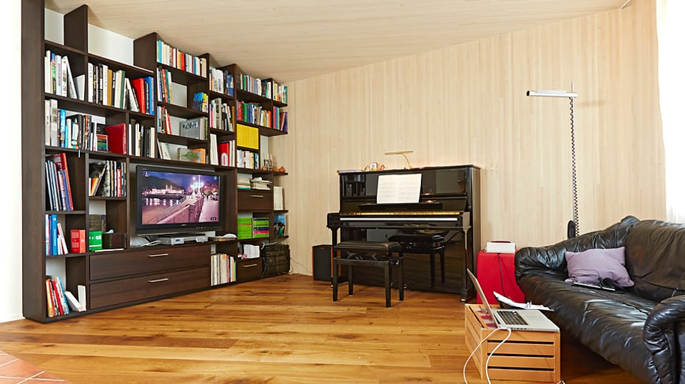 Wohnzimmer ganz in Holz: Böden, Wände und Decken. 