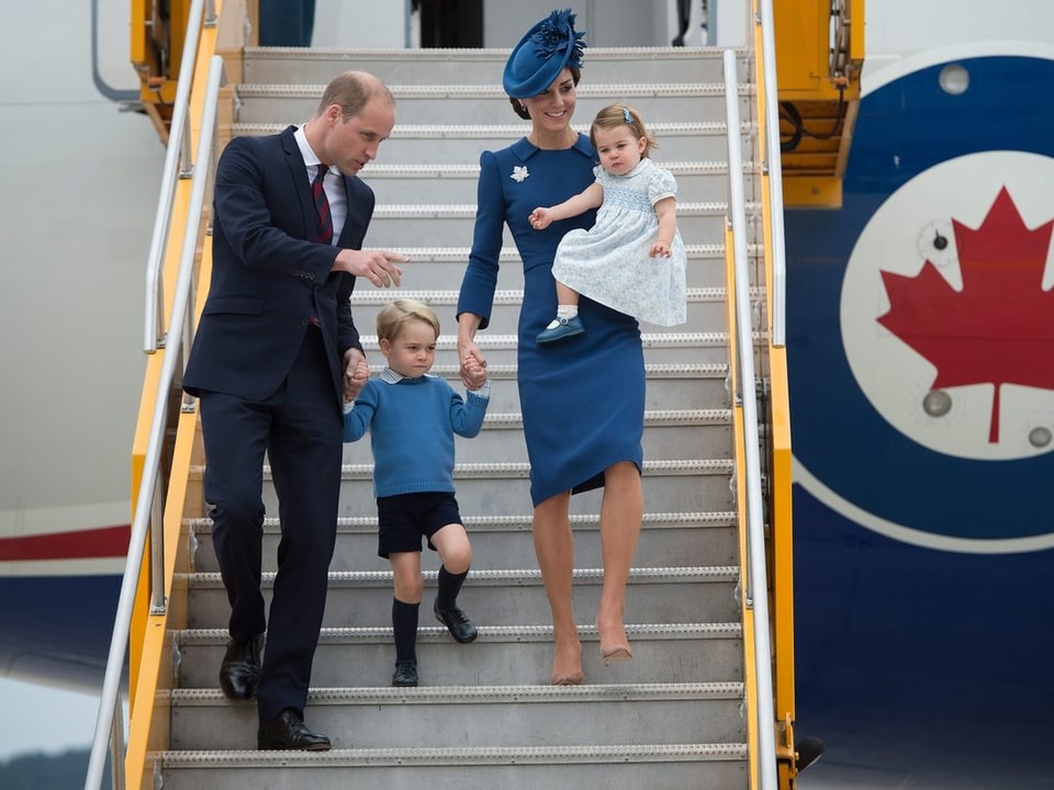 Die Familie von Kate und William marschiert die Treppe vom Flugzeug hinab.