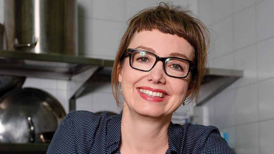 Porträt von Maja Brunner in der Küche.