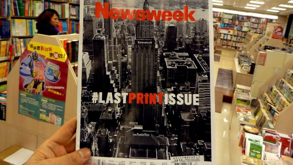 Eine Hand hält die bislang letzte Ausgabe der «Newsweek» in Händen.