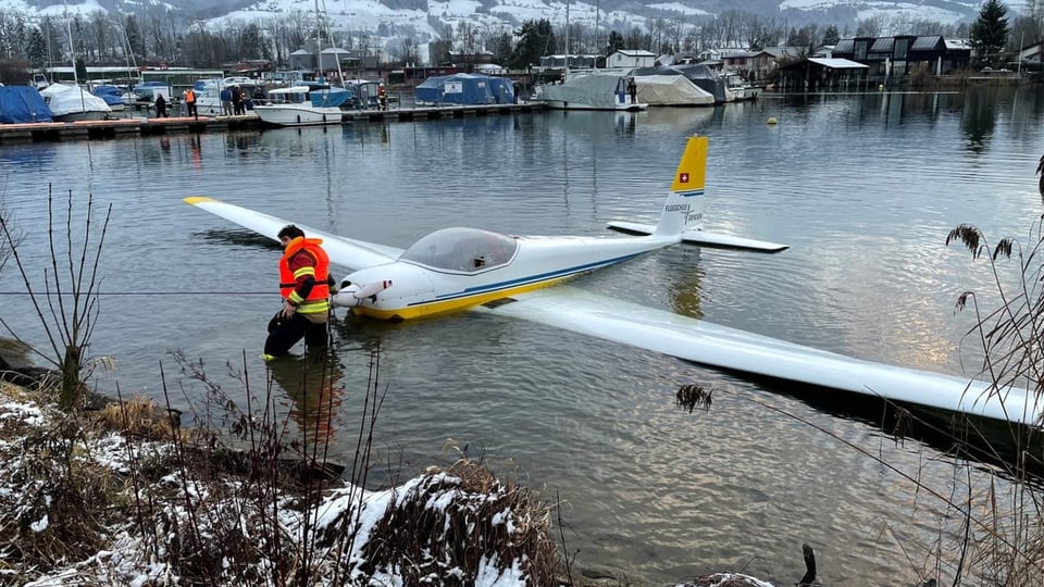Kleinflugzeug wird aus dem Wasser gezogen.