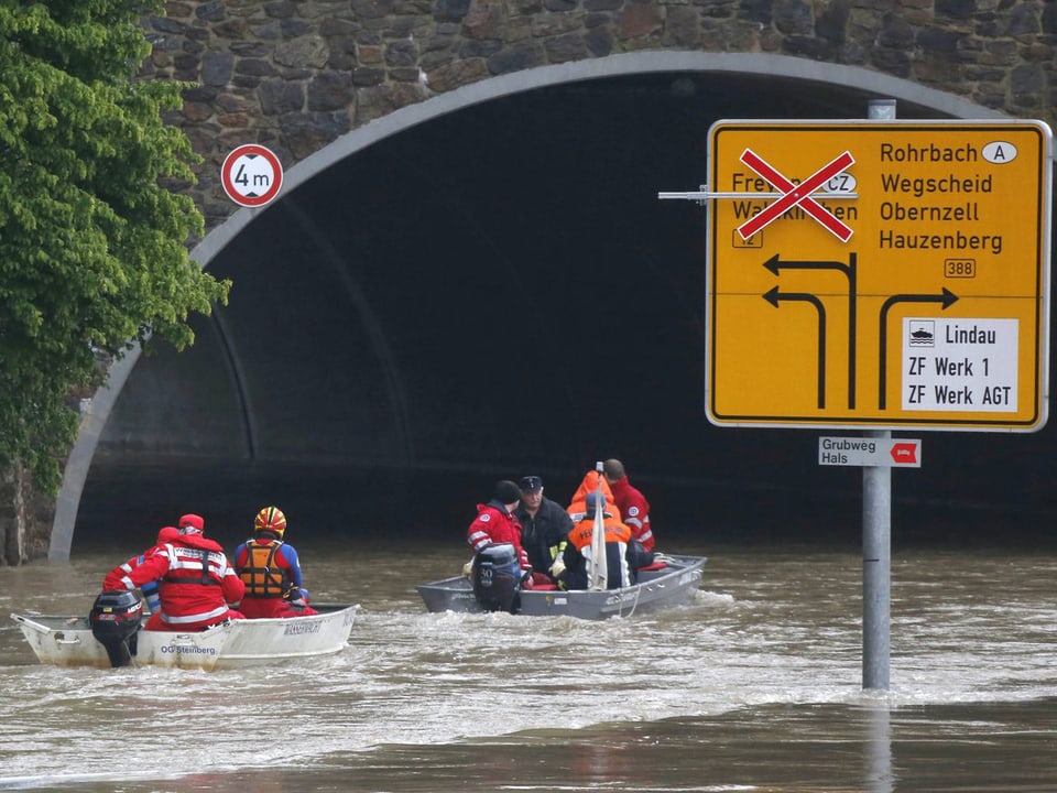 Wo sonst Autos unterwegs sind, bahnen sich heute Rettungsboote durch die Wassermassen. 