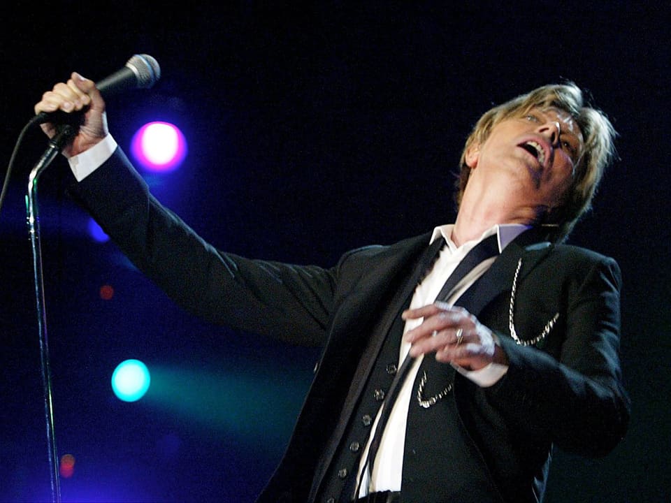 David Bowie in einem schwarzen Anzug.