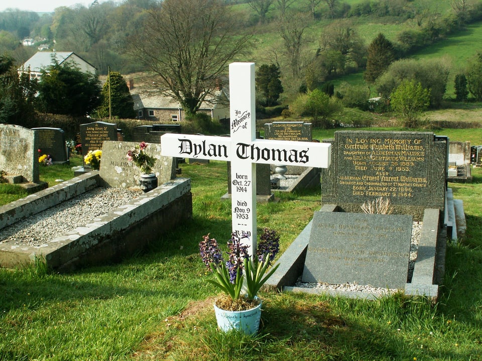 Ein weisses Kreuz, auf dem Dylan Thomas Name steht.