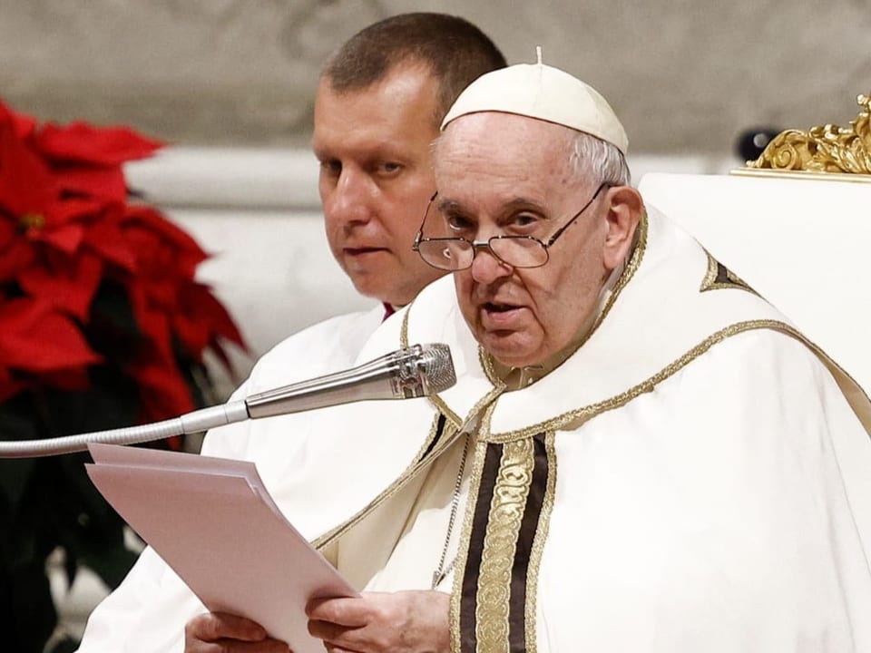 Papst Franziskus spricht am Mikrofon während der Messe im Petersdom.