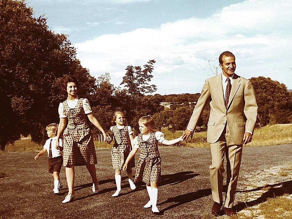 Juan Carlos im Jahr 1975 mit Frau und Kindern