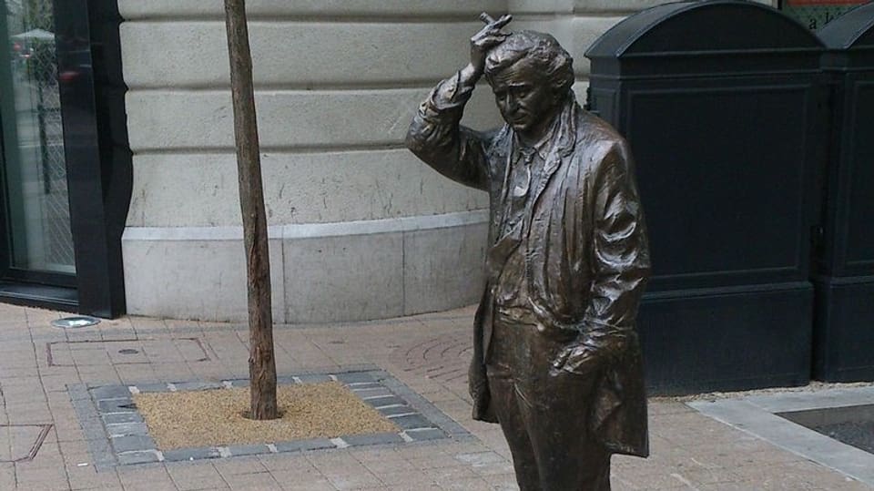 Ein Ausschnitt vom Denkmal, dass Peter Falk als Columbo in Budapest verewigt. 