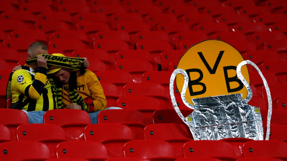Ganz allein in den Weiten des Wembleys. Dortmund-Anhänger in Trauer. Der Henkel-Pokal ist weg.