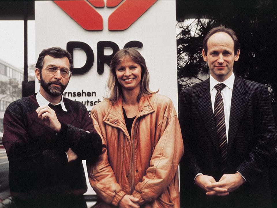 Walter Eggenberger, Jana Caniga und Jürg Wildberger vor dem Fernsehstudio.